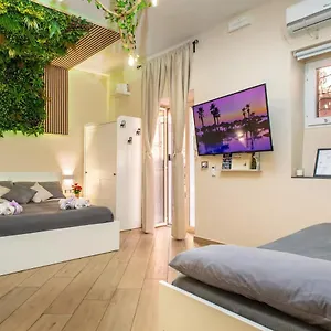 https://tropical-holiday-house.catania-hotels.net